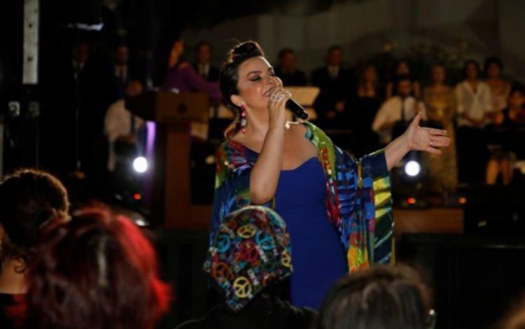 Esra İçöz Bursa İnegöl’de kulakların pasını sildi Esra İçöz Bursa İnegöl’de kulakların pasını sildi