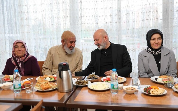 Çolakbayrakdar çifti depremzedelerle bayramlaştı