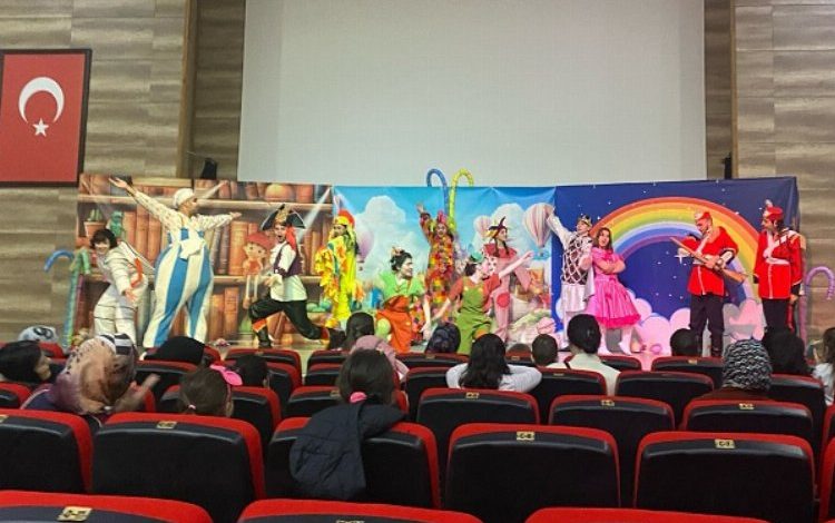 Manisa Büyükşehir Belediyesi Şehir Tiyatrosu perdeyi açtı Manisa Büyükşehir Belediyesi Şehir Tiyatrosu perdeyi açtı