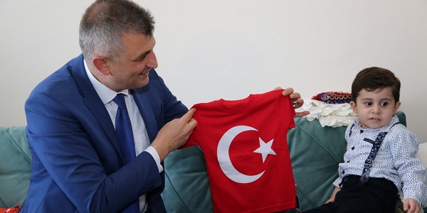 Başkan Sezer Türk Bayrağını öpen minik Ferhat’a konuk oldu