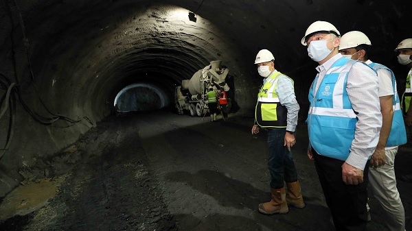 Büyükakın tünellerdeki çalışmaları inceledi