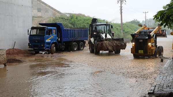 Turan Güneş caddesinde sel baskını müdahaleyle önlendi