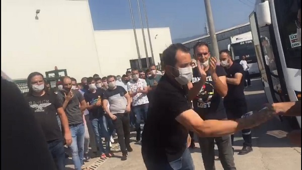 Türk Metal işyeri temsilcileri bildiri dağıtan EMEP’lilere saldırdı