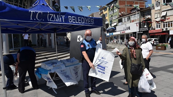 Vatandaşa İzmit Belediyesi 25 bin kurban poşeti dağıttı