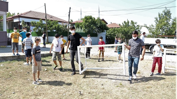 Büyükakın Çocuklara spor malzemesi gönderdi