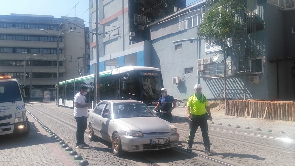 Tramvay yoluna park edilen araçlar ceza kesilerek çekiliyor