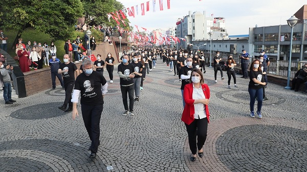 Başkan Hürriyet Cumhuriyet Bayramı’nda zeybek oynadı