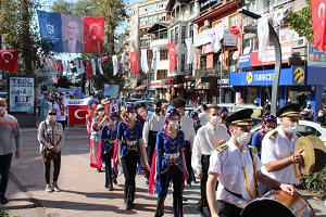 Festival kapsamında Merkez Bankası önünden İzmit Belediye Binasına yürüyüş yapıldı