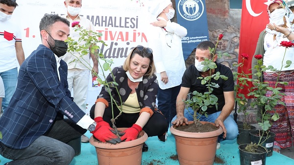 İzmit Gültepe’de gül kokulu festival şölene dönüştü