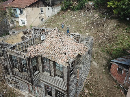 Yıllardır kullanılmaması sebebiyle harabeye dönen ev, İzmit Belediyesi tarafından yapılan restorasyon çalışmasının ardından halkın hizmetine açılacak