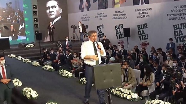 Gelecek Partisi ilk kongresinde Davutoğlu başkan seçildi