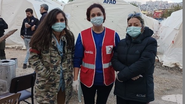 İyilik meleği muhtar Zaim depremzedeler için Bayraklı’da