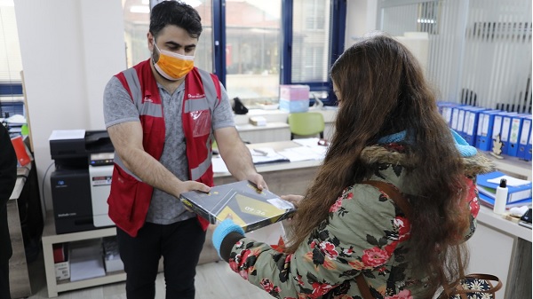 Öğrenciler İzmit Belediyesinin eğitim desteğiyle tabletlerine kavuştu