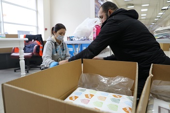Yardım malzemeleri İzmir’e gönderilmek üzere belediye ekipleri tarafından paketlendi