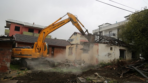 Kocaeli’de metruk ve hasarlı yapıların yıkımı başladı