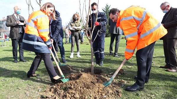 Akın ve Hürriyet Gazeteci Sedat Şimşek Parkını meyve fidanlarıyla buluşturdu