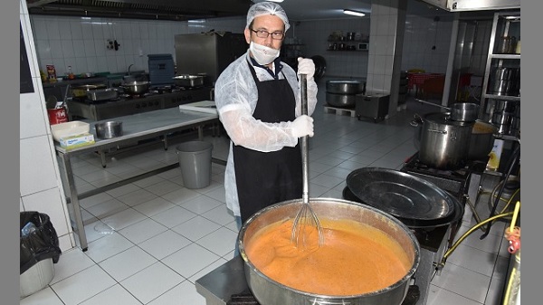 İzmit Belediyesi Kardeş Eller ile iftar sofrasına bereket getiriyor