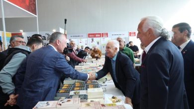 Başkan Büyükakın’ın Kitap fuarında kitap severlerle sohbeti Başkan Büyükakın’ın Kitap fuarında kitap severlerle sohbeti