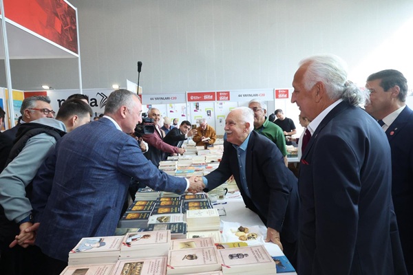 Başkan Büyükakın’ın Kitap fuarında kitap severlerle sohbeti