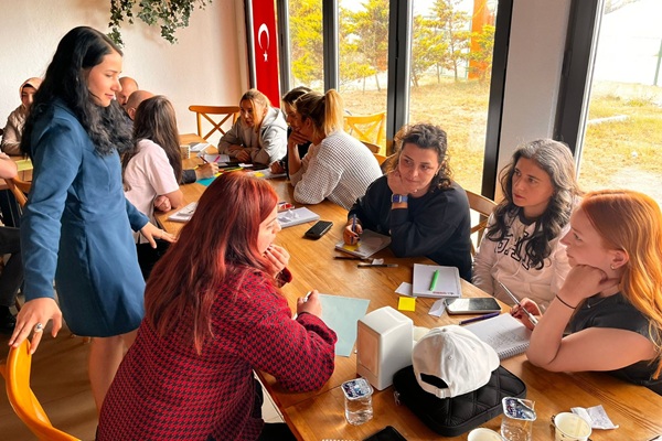 Çınar Akademi öğretmenlerine mesleki eğitim semineri Çınar Akademi öğretmenlerine mesleki eğitim semineri