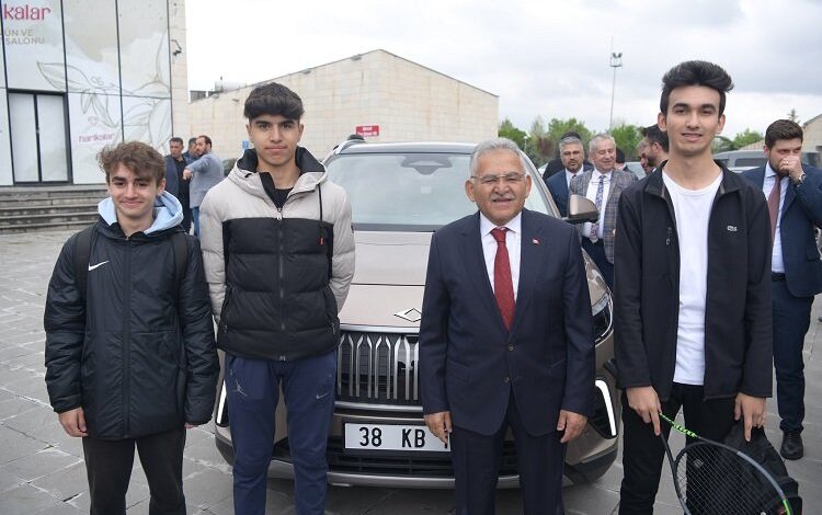 Kayseri’de öğrenciler Togg’la şehri turladı
