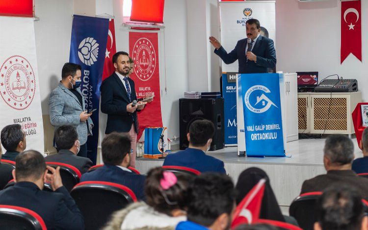 Malatya’da öğrencilerden Başkan Gürkan’a teşekkür Malatya’da öğrencilerden Başkan Gürkan’a teşekkür