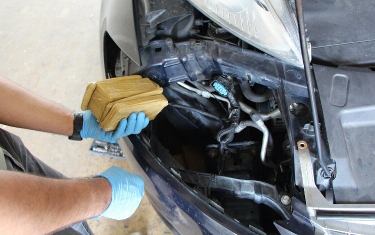 Kaçakçılıkta son nokta! 200 akıllı telefonu araç farına zulalamışlar! Kaçakçılıkta son nokta! 200 akıllı telefonu araç farına zulalamışlar!