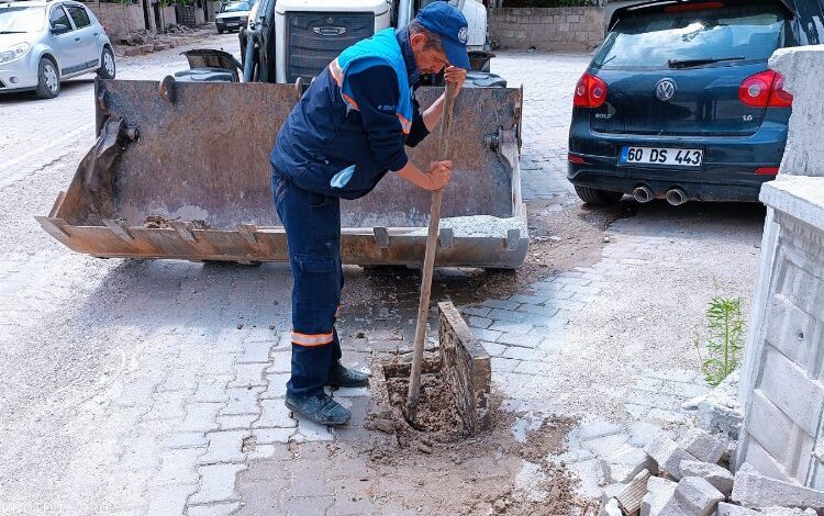 Manisa Kırkağaç’ta taşkınlara karşı ızgara temizliği Manisa Kırkağaç’ta taşkınlara karşı ızgara temizliği