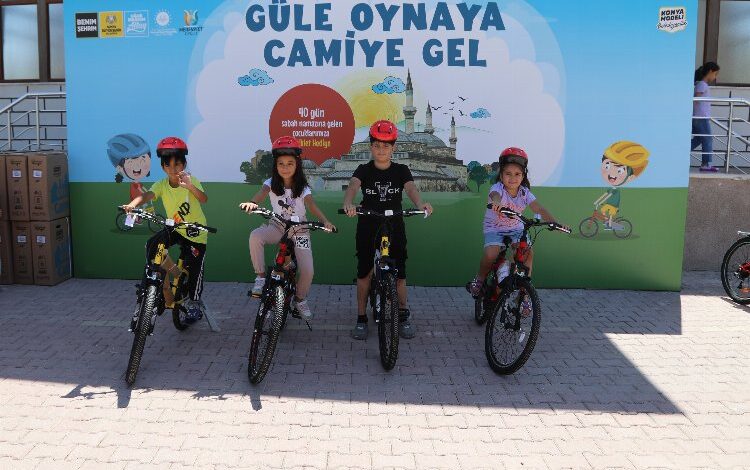 Konya’da camiye gelenler bisikletleri kaptı