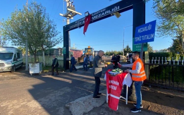 Kabir ziyaretçilerine lokum ikramı Kabir ziyaretçilerine lokum ikramı