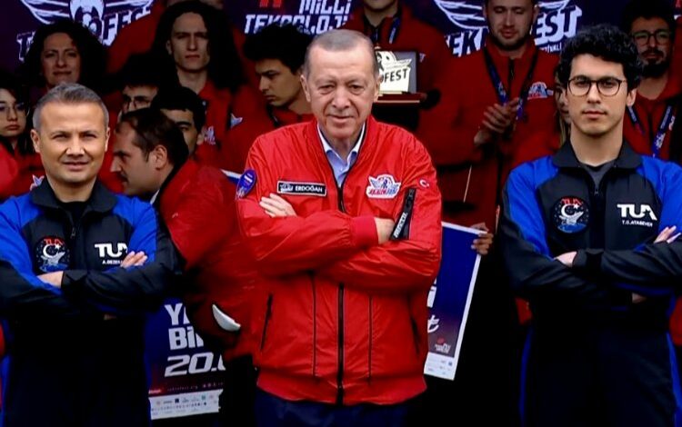 Uzay yolcularına Türk bayrakları teslim edildi Uzay yolcularına Türk bayrakları teslim edildi