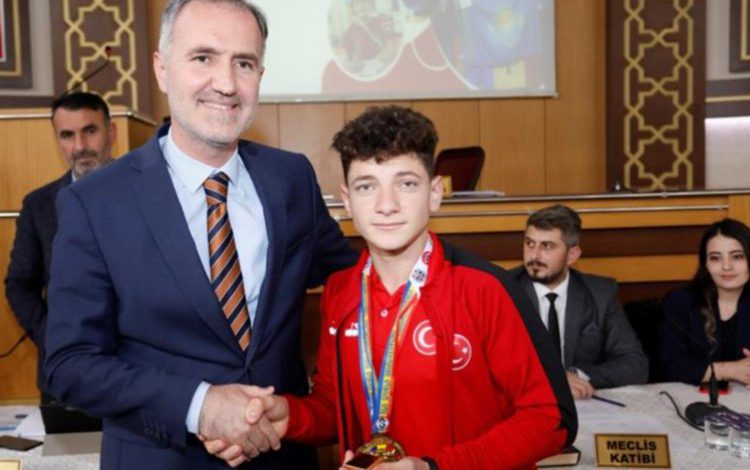 Bursa İnegöl Belediyesi, Dünya Şampiyonunu ağırladı Bursa İnegöl Belediyesi, Dünya Şampiyonunu ağırladı