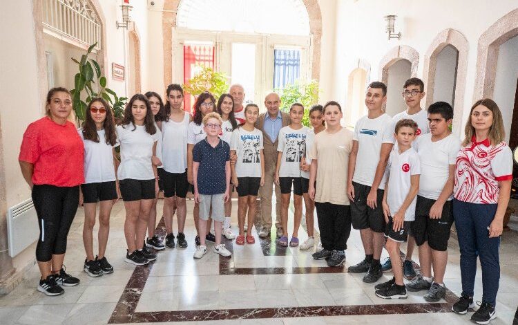 Milli takım sporcuları Başkan Soyer’i ziyaret etti Milli takım sporcuları Başkan Soyer’i ziyaret etti