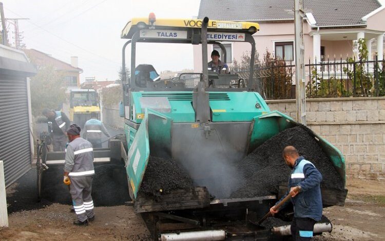 Kayseri Talas’ta asfalt mesaisi