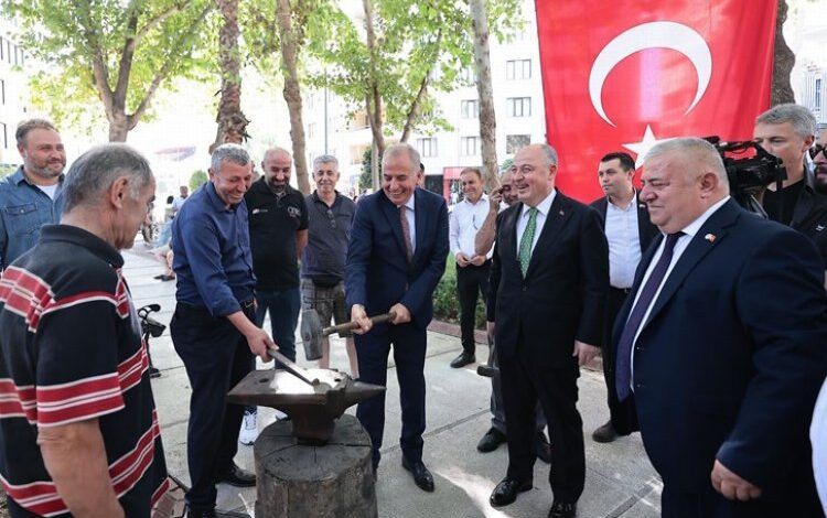 Vali ve Başkan demir dövdü Vali ve Başkan demir dövdü