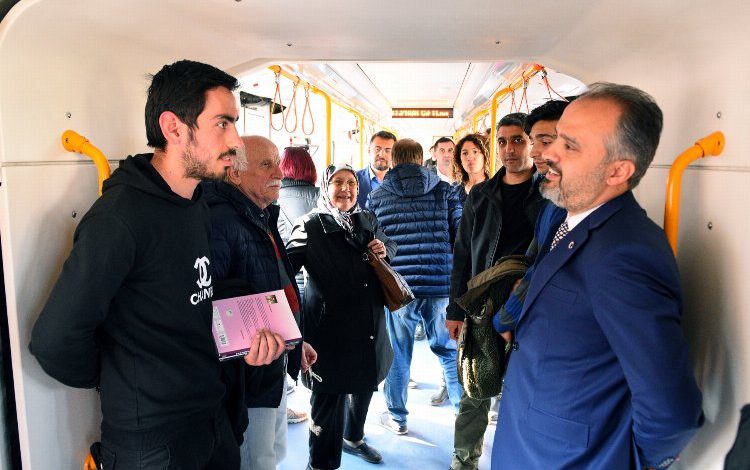 Bursa’da öğrenciler toplu taşımaya yöneldi Bursa’da öğrenciler toplu taşımaya yöneldi