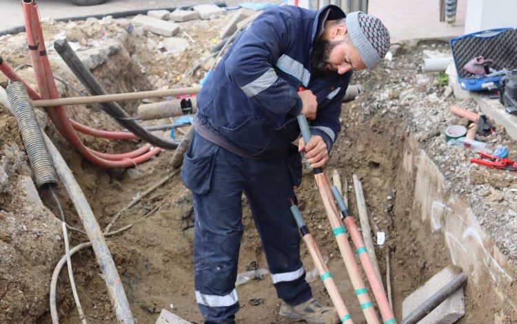 Kocaeli İzmit Belediyesi, Yeşilova’da  abone bağlantılarını yapıyor