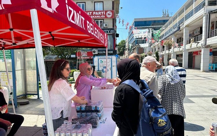 İzmit Belediyesi’nden vatandaşlara etli pilav İzmit Belediyesi’nden vatandaşlara etli pilav