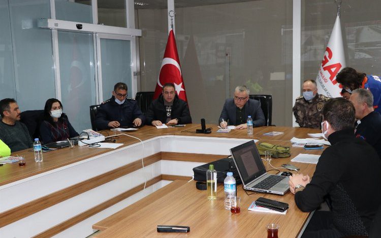 Vali Şimşek: “51 köy yolumuz kapalı, çalışmalar sürüyor”