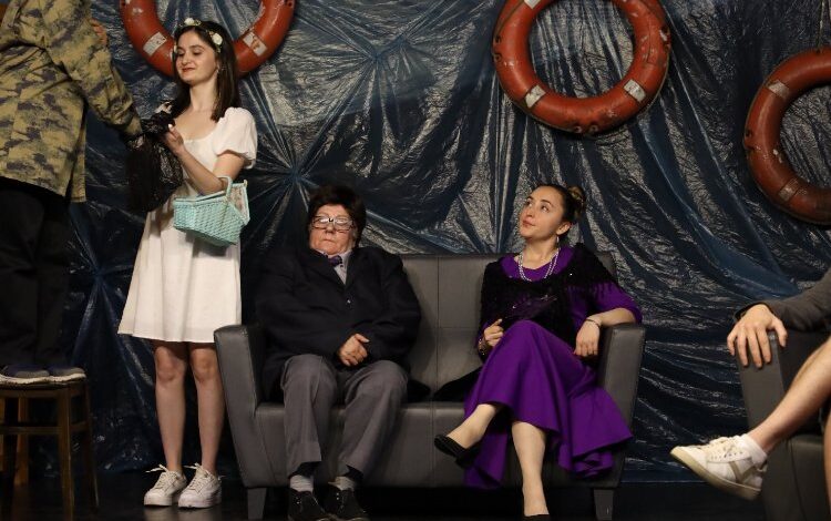 Tiyatro kursiyerleri performanslarıyla mest etti