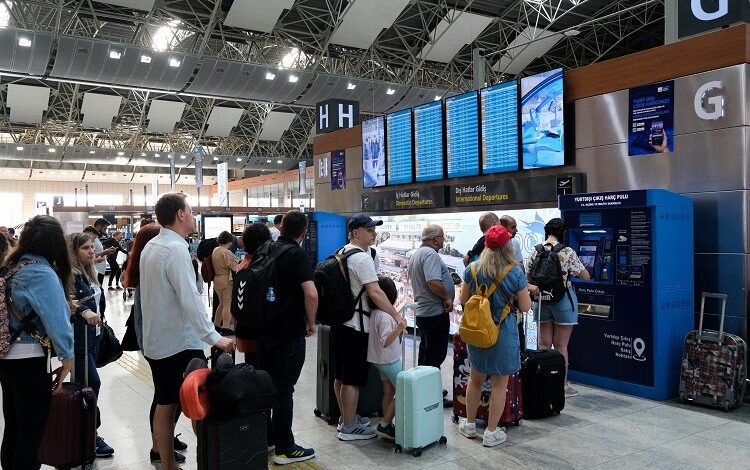 Sabiha Gökçen’de bayram yoğunluğu Sabiha Gökçen’de bayram yoğunluğu