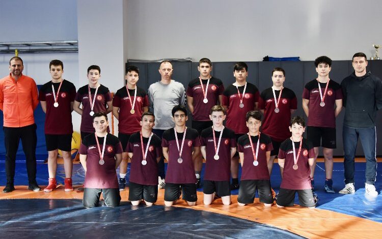 Aliağalı güreşçiler başarılarına yenilerini ekledi