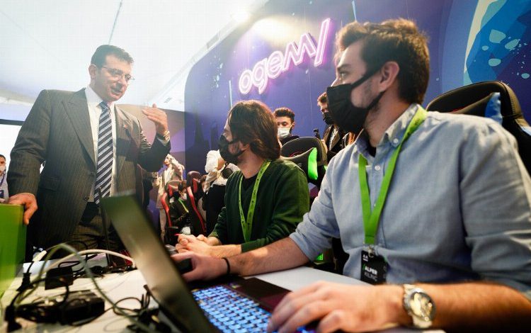 İBB’nin eli gençlerin üzerinde İBB’nin eli gençlerin üzerinde