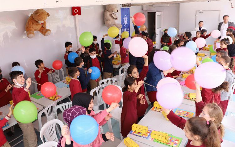 Bursa’da çocuklara şenlik havasında bayram