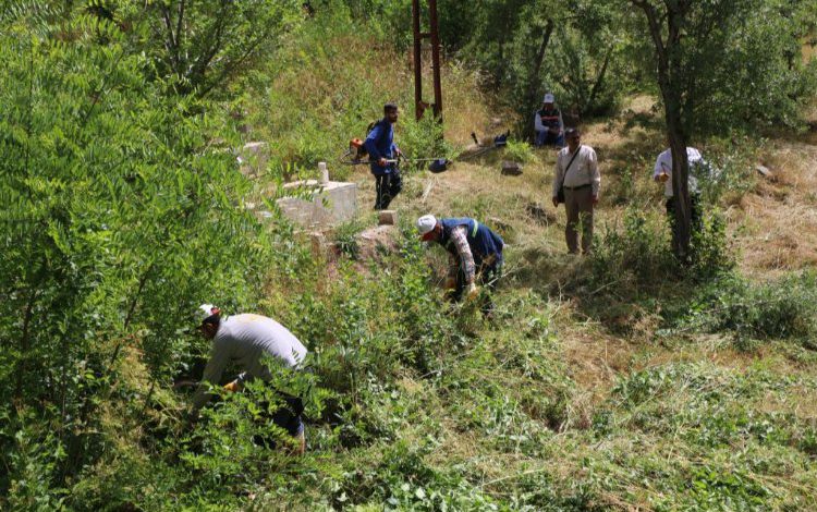 Bitlis’te bayram öncesi mezarlıklara bakım Bitlis’te bayram öncesi mezarlıklara bakım