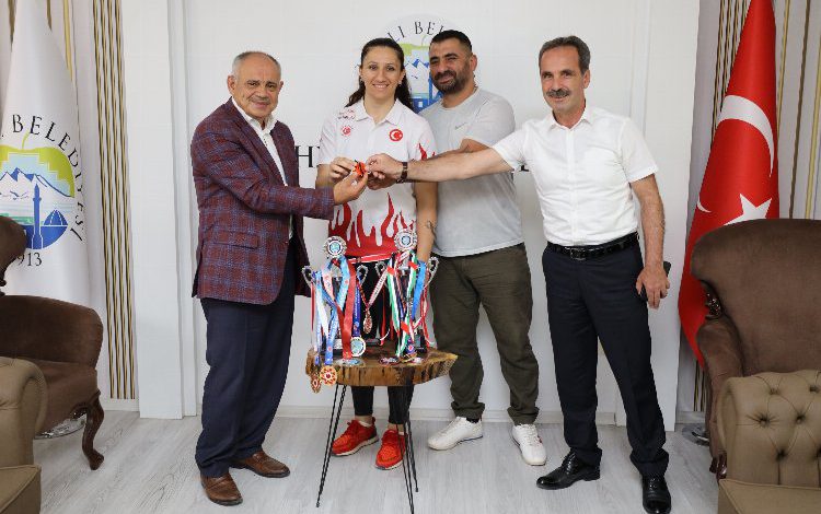KickBoks şampiyonundan Esat Öztürk’e ziyaret