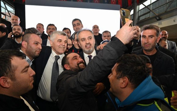 Bursa Büyükşehir Belediyesi’nde toplu sözleşme sevinci Bursa Büyükşehir Belediyesi’nde toplu sözleşme sevinci