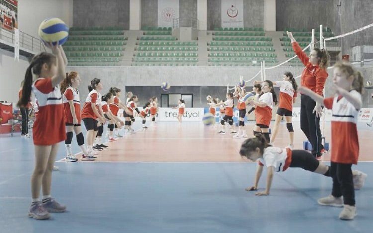 Deprem çocukları voleybolla gülecek Deprem çocukları voleybolla gülecek