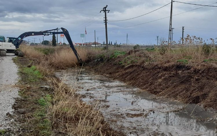 Manisa Şehzadeler Yeniköy’de dere temizlik çalışması yapıldı