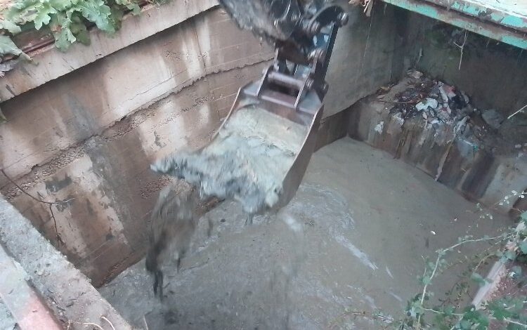 Manisa Şehzadeler’de biriktirme havuzu temizliği